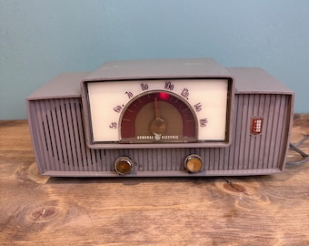 General Electric Model 467 Mid Century Tube Radio - Electromatic