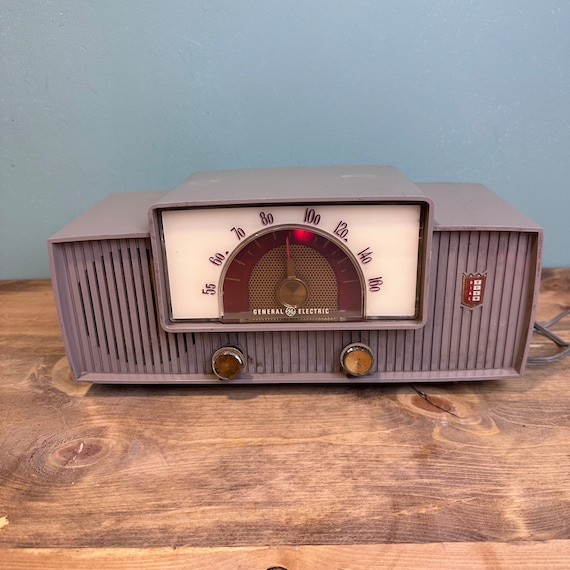 General Electric Model 467 Mid Century Tube Radio - Electromatic
