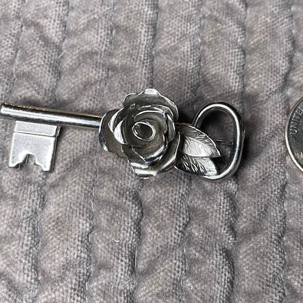 Coro vintage 1950's Silver Tone Key avec Rose Pin