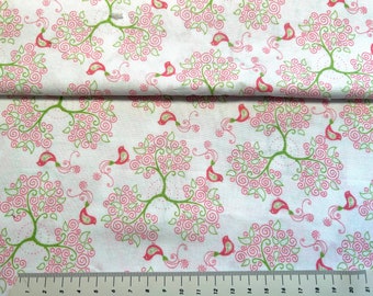 Tissu en coton, blanc avec du rose-vert, des vrilles, des arbres, des oiseaux