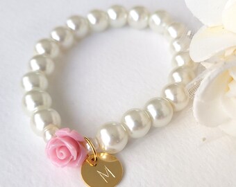 Braccialetto personalizzato per damigella d'onore con perle, ciondolo iniziale con rosa rosa