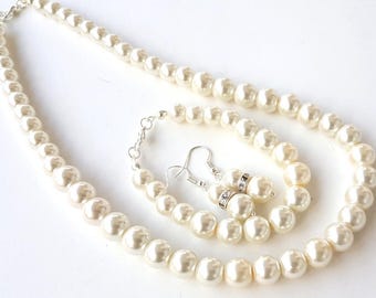 Conjunto de joias de pérolas para damas de honra, composto por colar, pulseira e brincos.