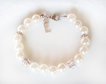 Bracciale da damigella d'onore personalizzato con perle e ciondolo iniziale placcato argento.