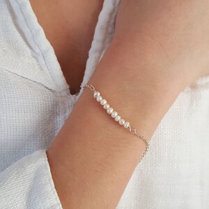 Bracelet petite perle d’eau douce, bracelet de naissance, cadeau personnalisé de demoiselle d’honneur, bracelet fin, boîte de carte-cadeau mariage, bijoux minimal