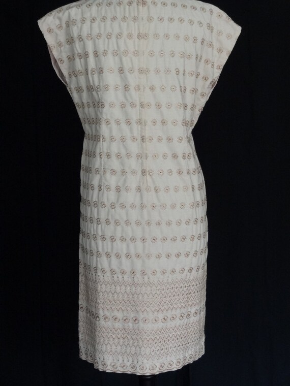 DRESS SALE!!! 1960s Dress / Beige Daisy Embroider… - image 4