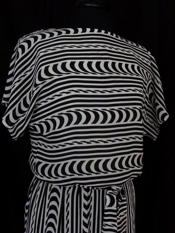 1980s Dress / Abstract Zigzag Black & White Daydre