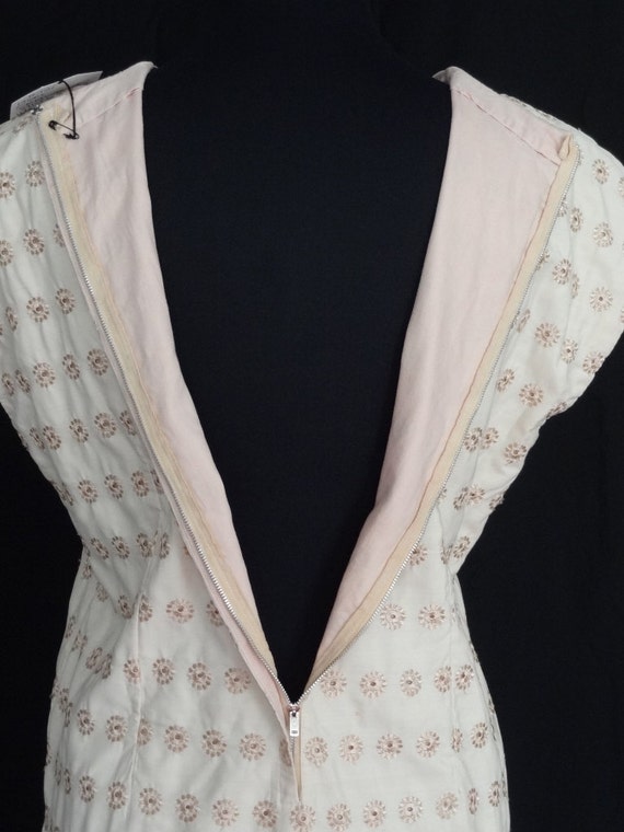 DRESS SALE!!! 1960s Dress / Beige Daisy Embroider… - image 5