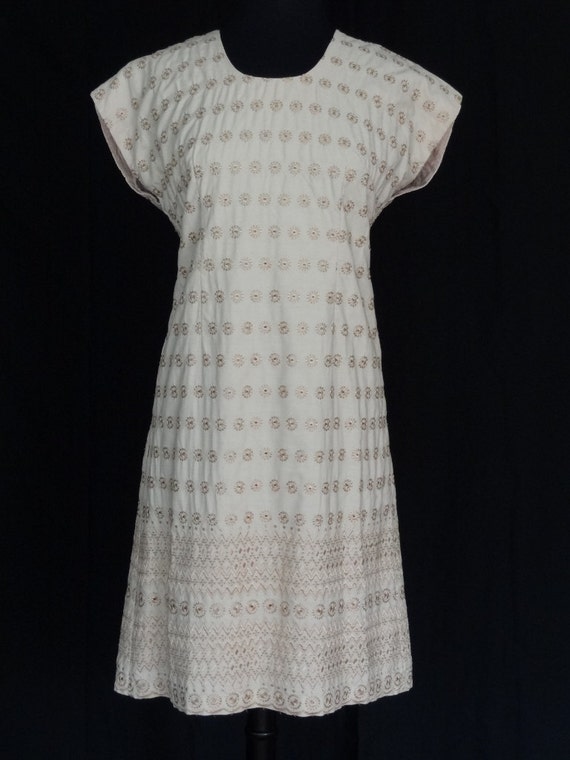 DRESS SALE!!! 1960s Dress / Beige Daisy Embroider… - image 1