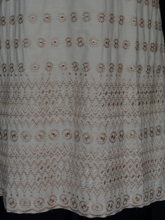 DRESS SALE!!! 1960s Dress / Beige Daisy Embroider… - image 2