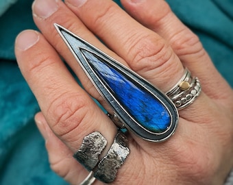 Blue Flash Labradorite Talon Shadowbox Ring. Size 8.25