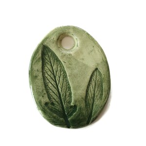 Pingente extra grande de folha verde, pingente de colar de cerâmica feito à mão para joias de destaque, pingente de argila com folha de sálvia, corrente não incluída