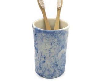 Portacepillos de cerámica hecho a mano: vaso de cerámica azul, organizador de escritorio y portautensilios.