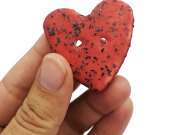 Botón de cerámica rojo con forma de corazón hecho a mano / Botón grande y original para manualidades / Decoración de San Valentín