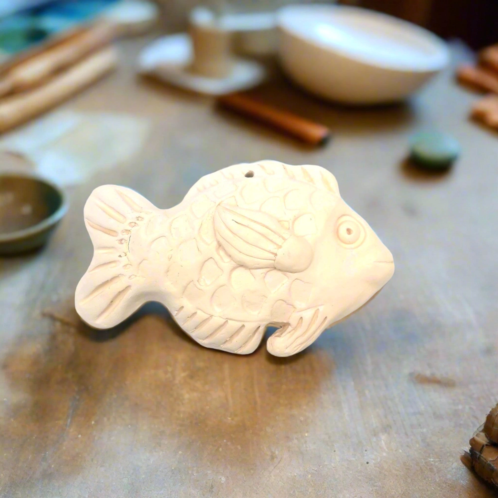 手作りの陶器の魚 – 20 cm 未塗装素焼きの壁掛け – 海にインスパイア