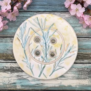 Decorazione murale gigante con bottoni in ceramica, realizzata a mano, 145 mm, ideale per arredare una stanza da cucito, un regalo perfetto per sarte o atelier di artigianato.
