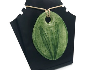 GRAND PENDENTIF, Conception de feuille en céramique faite à la main Déclaration Fabrication de bijoux Charme pour femmes Accessoires, Charmes en argile