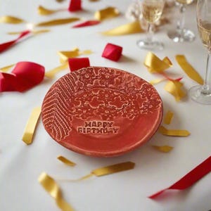Roter handgemachter Keramikteller - Einzigartiges alles Gute zum Geburtstaggeschenk