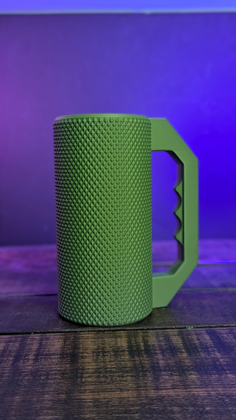 Peut inclure: Un mug cylindrique vert dot&eacute; d'une surface ext&eacute;rieure textur&eacute;e &agrave; motif de losanges. Le mug comprend une anse angulaire robuste avec une s&eacute;rie de trois indentations en forme de doigts sur la zone de pr&eacute;hension int&eacute;rieure.