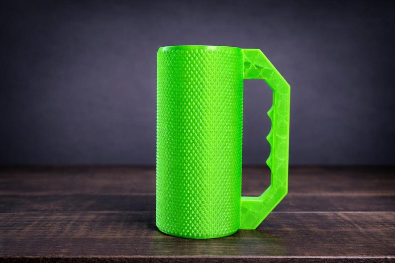 Peut inclure: Une tasse cylindrique vert n&eacute;on vif pr&eacute;sentant une surface ext&eacute;rieure textur&eacute;e &agrave; motif de losanges et une poign&eacute;e g&eacute;om&eacute;trique angulaire avec une s&eacute;rie de petites indentations le long de la zone de pr&eacute;hension pour une prise s&ucirc;re.
