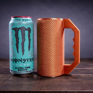 Peut inclure: Une canette de boisson Monster Energy Ultra Vibe Guava bleu clair avec un logo et du texte noirs &agrave; c&ocirc;t&eacute; d'une tasse cylindrique cuivr&eacute;e dot&eacute;e d'une surface textur&eacute;e &agrave; motif losange et d'une grande poign&eacute;e angulaire dentel&eacute;e.