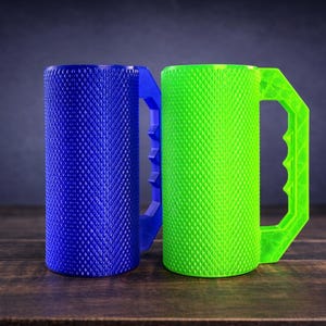 Peut inclure: Deux tasses cylindriques avec une surface textur&eacute;e &agrave; motif de losanges. Une tasse est bleu vif et l'autre est vert n&eacute;on. Chaque tasse pr&eacute;sente une poign&eacute;e angulaire robuste avec un design dentel&eacute; sur le bord int&eacute;rieur pour la prise.