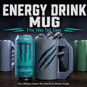 Peut inclure: Une tasse cylindrique avec une surface textur&eacute;e &agrave; motif en losange et une poign&eacute;e en forme de griffe. La tasse pr&eacute;sente trois marques de griffes diagonales sur le devant. Le texte indique ENERGY DRINK MUG FITS 16oz TALL CANS. Une canette est pr&eacute;sente.