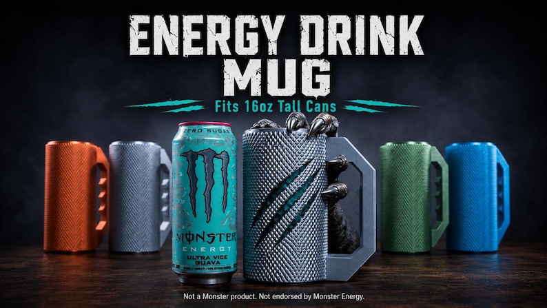 Peut inclure: Une tasse cylindrique avec une surface textur&eacute;e &agrave; motif en losange et une poign&eacute;e en forme de griffe. La tasse pr&eacute;sente trois marques de griffes diagonales sur le devant. Le texte indique ENERGY DRINK MUG FITS 16oz TALL CANS. Une canette est pr&eacute;sente.