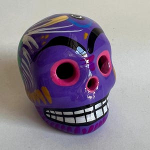 Miniatur Bunter mexikanischer Schädel | Handgemachte Keramik Calavera | Talavera-Stil | Tag der Toten Dekor | Lila Tonfigur