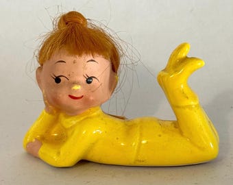 Statuetta di ragazza in ceramica kitsch giapponese vintage / Decorazione da mensola con pigiama giallo e capelli rossi