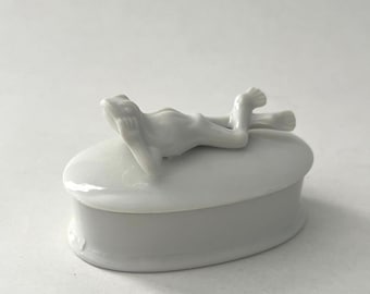 Vintage Fitz and Floyd White Porcelain Trinket Box with Frog Figurine on Top Kermit like Frog Laying on Stomach