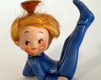 Statuetta vintage in ceramica con grandi occhi da ragazza / Pigiama blu con capelli rossi, decorazione kitsch