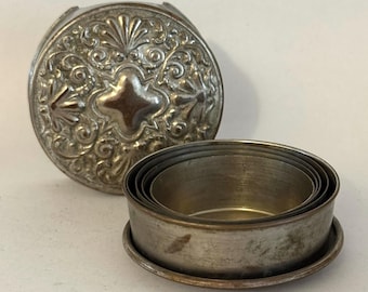 Tazza da viaggio/campeggio vintage pieghevole in metallo con coperchio decorato in rilievo, formato tascabile