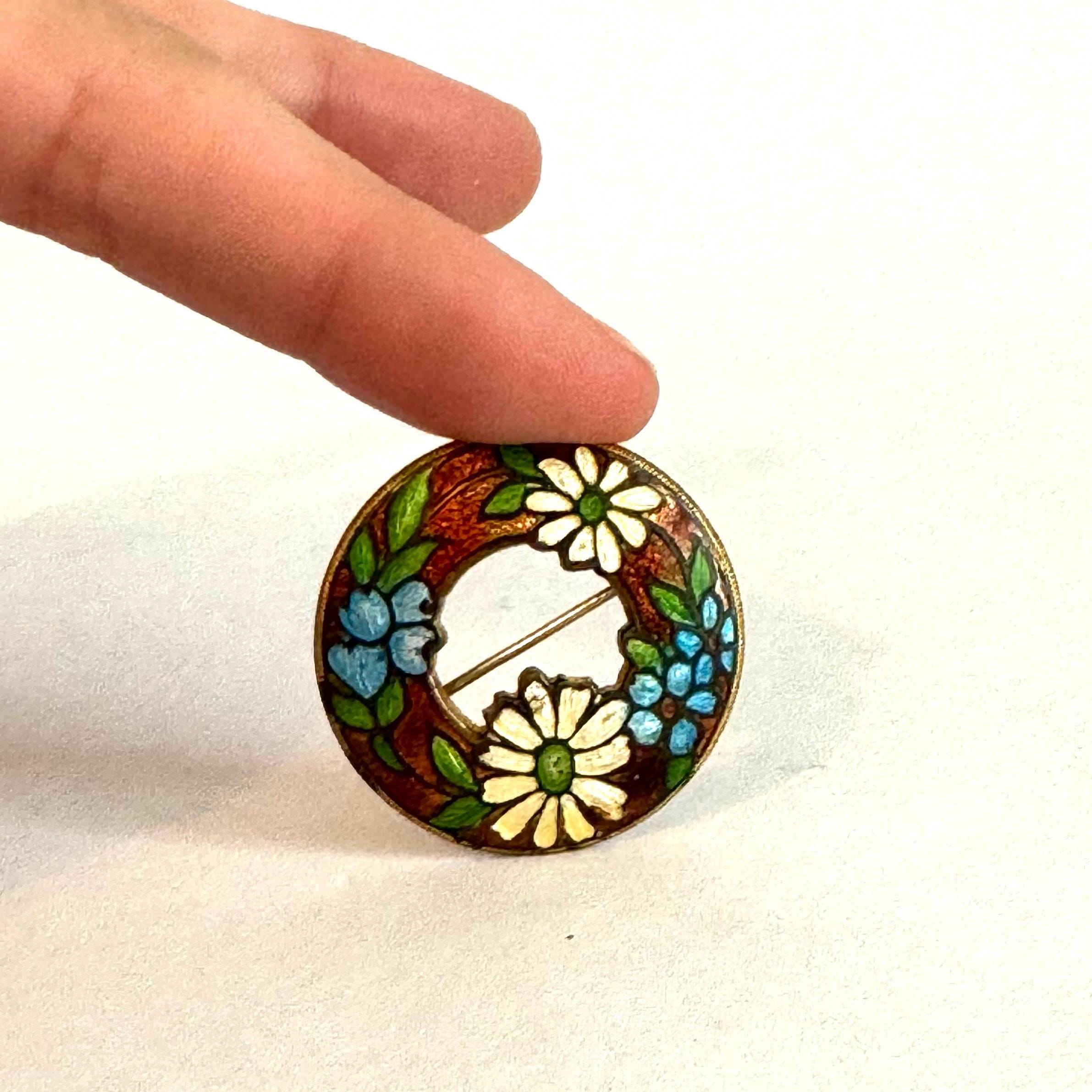 Grande Broche Vintage Artisanale émail Sur Laiton - Motif Floral Muguet Et Myosotis - Diamètre 52mm