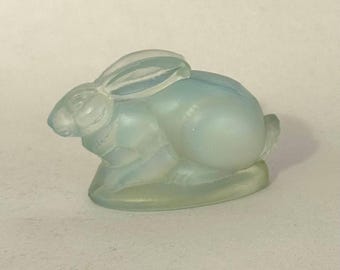 Coniglietto vintage in vetro opalescente Sabino France / Miniatura di coniglio in vetro blu satinato