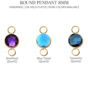 Könnte beinhalten: Drei 8 mm runde Edelstein-Anhänger mit vergoldeten Ösen. Die Anhänger sind aus Amethyst, Topasblau und Tansanit. Der Text "GEMMART USA" befindet sich oben im Bild. Der Text "ROUND PENDANT 8MM" befindet sich unter dem Firmennamen. Der Text "HANDMADE | 22K GOLD PLATED | MORE COLORS AVAILABLE" befindet sich unter dem Namen des Anhängers.