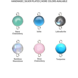 Peut inclure: Six pendentifs ronds plaqués argent avec des pierres précieuses de différentes couleurs. Les pendentifs mesurent 8 mm de diamètre et ont une boucle de chaque côté pour les attacher à une chaîne ou un cordon. Les pierres précieuses sont la calcédoine aqua, l'iolite, la labradorite, la pierre de lune arc-en-ciel, la calcédoine rose et la turquoise.