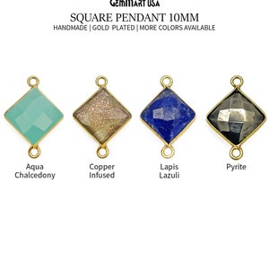 Peut inclure: Quatre pendentifs carrés avec des anneaux de saut plaqués or. Les pendentifs sont en calcédoine aqua, cuivre infusé, lapis-lazuli et pyrite. Les pendentifs mesurent 10 mm. GEMMART USA SQUARE PENDANT 10MM HANDMADE | GOLD PLATED | MORE COLORS AVAILABLE