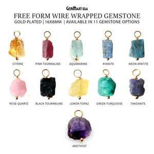 Puede incluir: Colección de piedras preciosas envueltas en alambre de forma libre, incluyendo citrino, turmalina rosa, aguamarina, cianita, apatita neón, cuarzo rosa, turmalina negra, topacio limón, turquesa verde, tanzanita y amatista. Cada piedra es chapada en oro, mide 16x8mm.