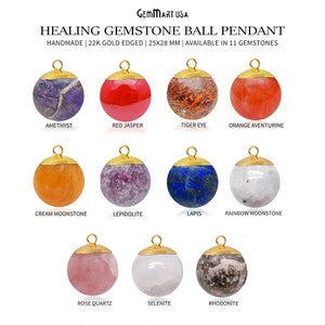 Könnte beinhalten: Elf Edelstein-Kugelanhänger mit 22 Karat Goldrand. Jeder Anhänger hat einen Durchmesser von etwa 25 mm. Die Edelsteine umfassen Amethyst, roter Jaspis, Tigerauge, orange Aventurin, cremefarbener Mondstein, Lepidolith, Lapislazuli, Regenbogen-Mondstein, Rosenquarz, Selenit und Rhodonit.