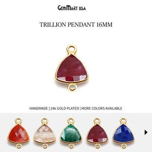 Könnte beinhalten: Vergoldeter Anhänger mit einem 16 mm großen, trillionschliffenen Edelstein. Der Anhänger ist in Rot, Orange, Grün, Blau und Weiß erhältlich. Handgefertigt. 24 Karat vergoldet. Weitere Farben verfügbar.