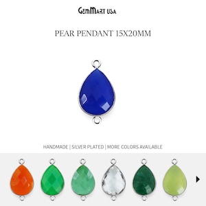 Peut inclure: Pendentif en forme de poire plaqué argent avec une pierre précieuse bleue. Le pendentif mesure 15 mm sur 20 mm et possède deux boucles pour l'attacher à une chaîne ou un cordon. Fait à la main. Plus de couleurs disponibles.