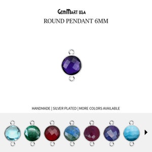 Könnte beinhalten: Ein runder Anhänger aus versilbertem Metall mit einem 6 mm großen Edelstein. Der Anhänger ist in verschiedenen Farben erhältlich, darunter Blau, Grün, Rot, Lila und Türkis.