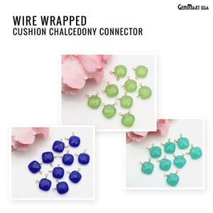 Puede incluir: Surtido de conectores de calcedonia envueltos en alambre en azul, verde y verde claro. Cada conector tiene dos bucles dorados para sujetar a las joyas.