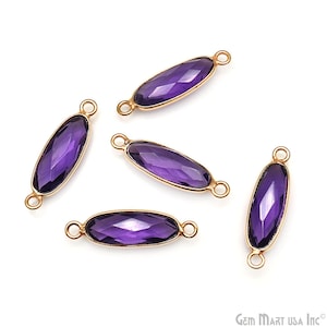 Può includere: Cinque connettori di pietre preziose viola con montature in metallo color oro. Ogni connettore ha una gemma viola ovale e sfaccettata. I connettori hanno piccoli anelli su ciascuna estremità per il fissaggio.