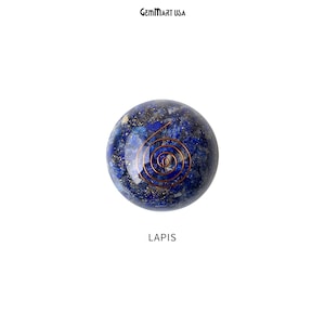 K&ouml;nnte beinhalten: Eine blaue Lapislazuli-Kugel mit einem spiralf&ouml;rmigen Design aus Kupferdraht. Die Kugel hat einen Durchmesser von etwa 5 cm. LAPIS steht in wei&szlig;er Schrift unter der Kugel.