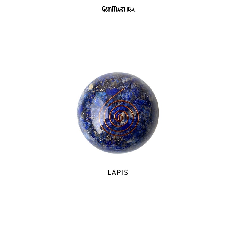 K&ouml;nnte beinhalten: Eine blaue Lapislazuli-Kugel mit einem spiralf&ouml;rmigen Design aus Kupferdraht. Die Kugel hat einen Durchmesser von etwa 5 cm. LAPIS steht in wei&szlig;er Schrift unter der Kugel.