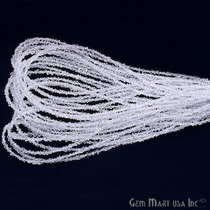 Puede incluir: Una hebra de cuentas de cristal transparente, cada cuenta está facetada y tiene una forma de diamante. Las cuentas están enhebradas en un alambre delgado y están dispuestas en un patrón suelto y fluido.