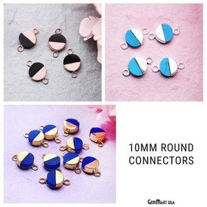 Puede incluir: Surtido de conectores redondos de 10 mm para la elaboraci&oacute;n de joyas. Los conectores est&aacute;n hechos de metal con un acabado dorado y tienen un semic&iacute;rculo de piedra azul, negra o turquesa. El texto "10MM ROUND CONNECTORS" es visible en la imagen.