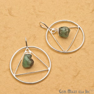 Puede incluir: Dos colgantes de plata con una piedra de esmeralda verde dentro de un círculo y un diseño de triángulo.