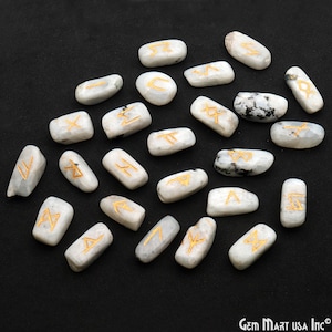 Peut inclure: Ensemble de 24 runes en pierre de lune blanche avec des symboles peints en or. Chaque rune est une pierre lisse de forme ovale avec un symbole différent.